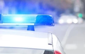 Mladić divljao po zavojima pa sletio s ceste - auto završio na krovu, a on u bolnici