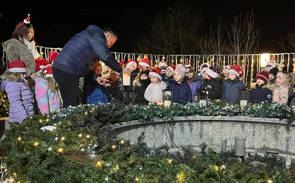 Upaljena prva svijeća na adventskom vijencu u Novom Marofu