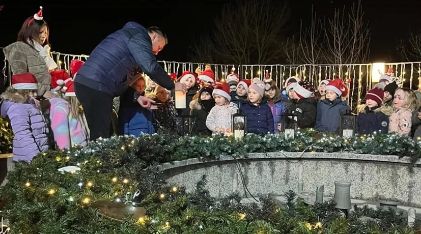 Upaljena prva svijeća na adventskom vijencu u Novom Marofu