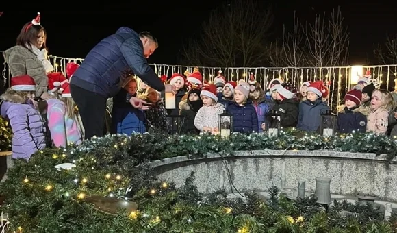 Upaljena prva svijeća na adventskom vijencu u Novom Marofu
