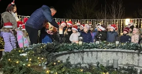 Upaljena prva svijeća na adventskom vijencu u Novom Marofu
