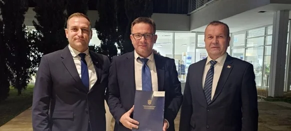 Damir Poljak (u sredini), načelnik Općine Bednja, na uručivanju ugovora u Šibeniku