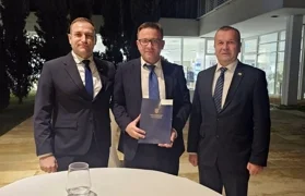 Damir Poljak (u sredini), načelnik Općine Bednja, na uručivanju ugovora u Šibeniku