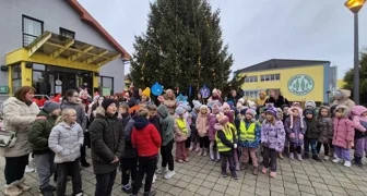 OPĆINA TRNOVEC BARTOLOVEČKI: Mališani zajedno s načelnicom Vitković ukrasili općinski bor unikatnim ukrasima