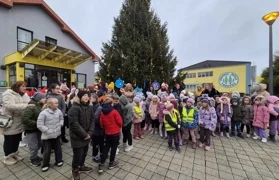 OPĆINA TRNOVEC BARTOLOVEČKI: Mališani zajedno s načelnicom Vitković ukrasili općinski bor unikatnim ukrasima