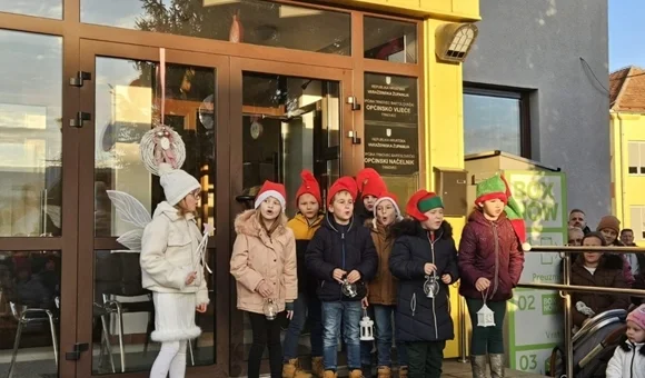 U sklopu Adventa u Trnovcu održan nastup mališana, a upaljena je i treća adventska svijeća