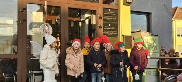 U sklopu Adventa u Trnovcu održan nastup mališana, a upaljena je i treća adventska svijeća