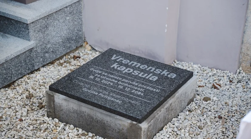 FOTO: Polaganjem vremenske kapsule obilježeno 240 godina od osnivanja Pučke škole u Petrijancu