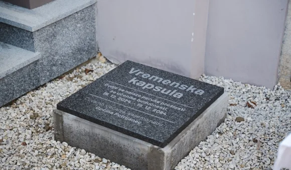 FOTO: Polaganjem vremenske kapsule obilježeno 240 godina od osnivanja Pučke škole u Petrijancu