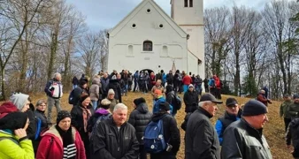 Tradicija na Bogojavljenje: Brojni hodočasnici, planinari i zaljubljenici u prirodu i ove su se godine okupili na Ravnoj gori