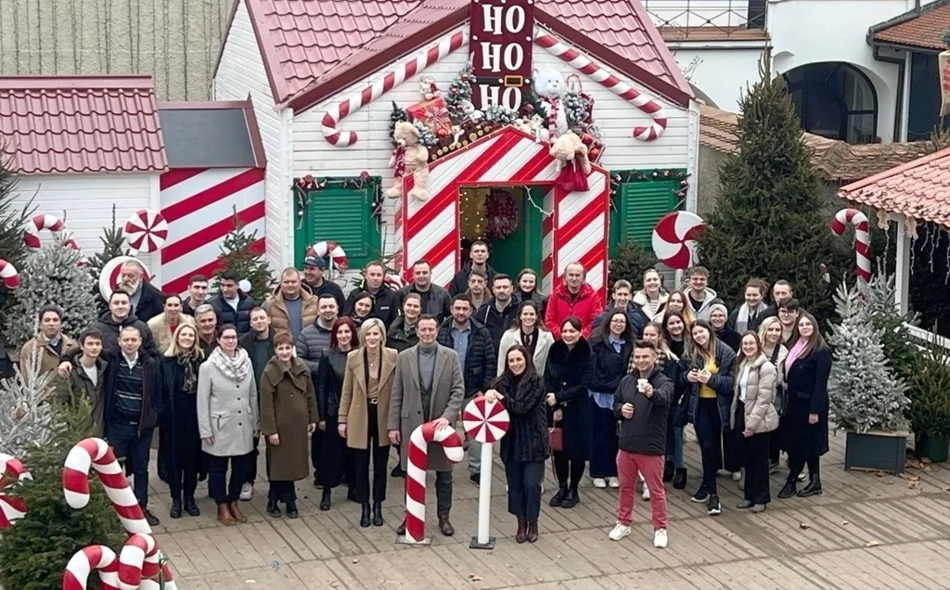 Zajednička fotografija gradonačelnika Nevena Bosilja s organizatorima Adventa u Varaždinu