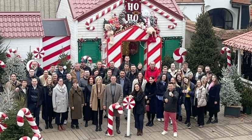 Zajednička fotografija gradonačelnika Nevena Bosilja s organizatorima Adventa u Varaždinu