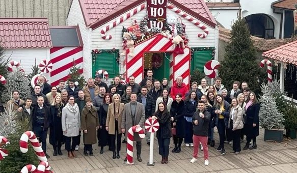 Zajednička fotografija gradonačelnika Nevena Bosilja s organizatorima Adventa u Varaždinu
