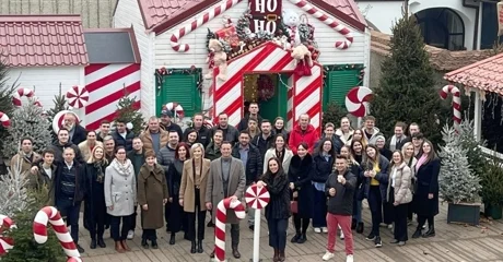 Zajednička fotografija gradonačelnika Nevena Bosilja s organizatorima Adventa u Varaždinu