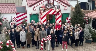 Zajednička fotografija gradonačelnika Nevena Bosilja s organizatorima Adventa u Varaždinu