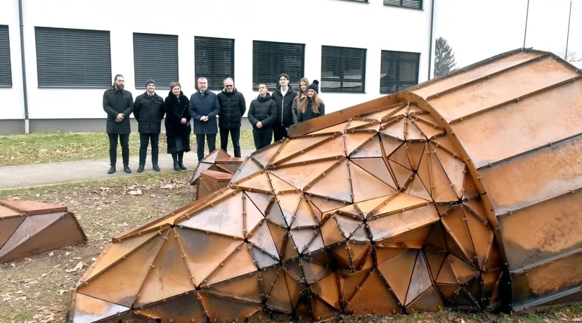 Ispred Druge gimnazije Varaždin otkrivena skulptura posvećena 1100. obljetnici krunidbe kralja Tomislava