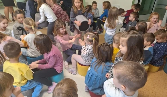 Mališanima Dječjeg vrtića Lepoglava na poklon šareni taburei