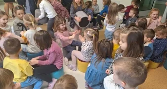 Mališanima Dječjeg vrtića Lepoglava na poklon šareni taburei