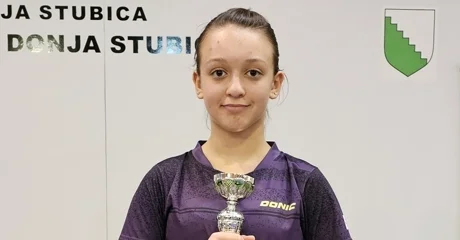 Tena Špoljarić s peharom za 3. mjesto osvojenim na turniru u Donjoj Stubici