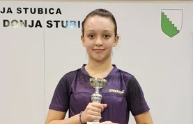 Tena Špoljarić s peharom za 3. mjesto osvojenim na turniru u Donjoj Stubici