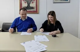 Ugovor s potpisali gradonačelnik Siniša Jenkač i predstavnik izvođača radova Martina Vrabelj Šegovec