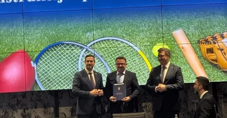 Damir Poljak (u sredini) na preuzimanju ugovora u društvu Tončija Glavine i Andreja Plenkovića