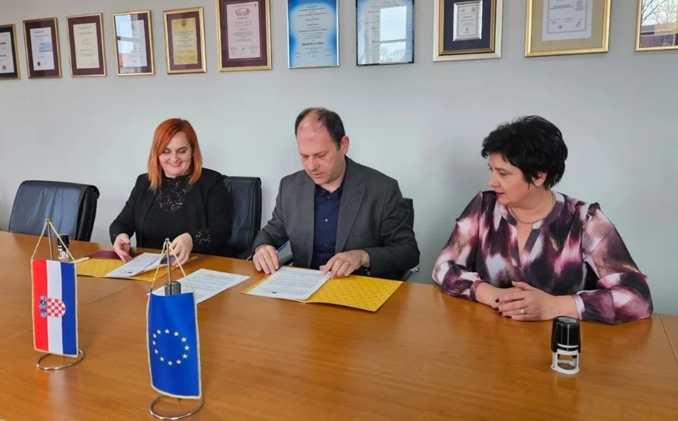 Lana Husnjak, Ivan Štedul i Dragica Ratković na potpisivanju sporazuma o suradnji