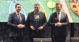 Ministar Tonči Glavina, načelnik Mladen Blaško i premijer Andrej Plenković na potpisivanju ugovora