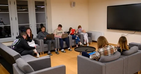 Prostor dnevnog boravka u novootvorenom Učeničkom domu u dvorcu Arboretum Opeka