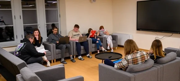 Prostor dnevnog boravka u novootvorenom Učeničkom domu u dvorcu Arboretum Opeka