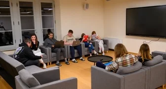 Prostor dnevnog boravka u novootvorenom Učeničkom domu u dvorcu Arboretum Opeka