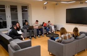 Prostor dnevnog boravka u novootvorenom Učeničkom domu u dvorcu Arboretum Opeka