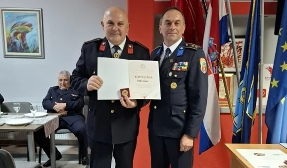 Izvještajna Skupština DVD-a Radešić: dugogodišnjem predsjedniku Željku Sremecu Spomenica za 50 godina vatrogasnog rada