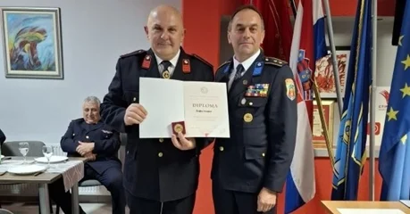 Izvještajna Skupština DVD-a Radešić: dugogodišnjem predsjedniku Željku Sremecu Spomenica za 50 godina vatrogasnog rada