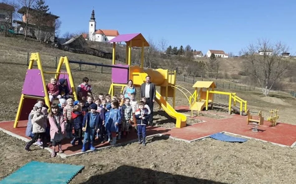 Mališani u Dječjem vrtiću u Donjoj Višnjici u dvorištu dobili nova igrala