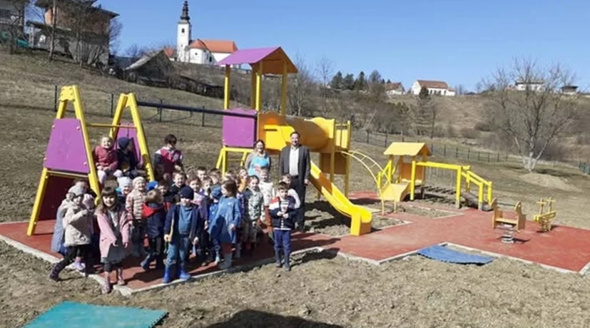 Mališani u Dječjem vrtiću u Donjoj Višnjici u dvorištu dobili nova igrala