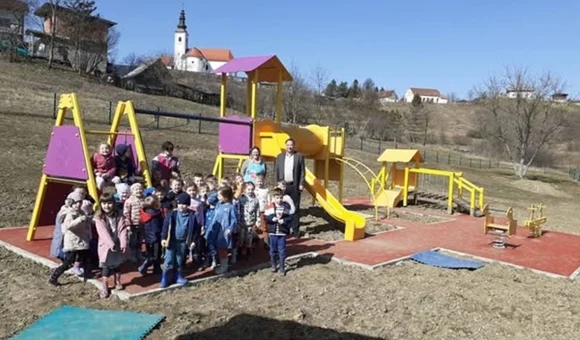 Mališani u Dječjem vrtiću u Donjoj Višnjici u dvorištu dobili nova igrala