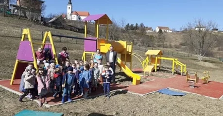 Mališani u Dječjem vrtiću u Donjoj Višnjici u dvorištu dobili nova igrala