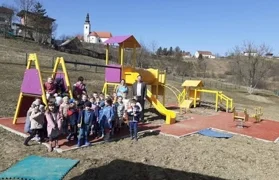 Mališani u Dječjem vrtiću u Donjoj Višnjici u dvorištu dobili nova igrala