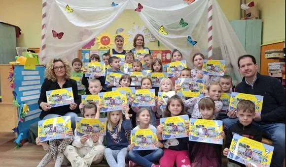 Toplički mališani iz Dječjeg vrtića „Tratinčica” o prometnom bontonu uče iz edukativne slikovnice „Djeca u prometu kao pješaci i putnici”