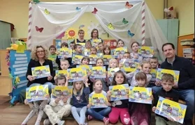 Toplički mališani iz Dječjeg vrtića „Tratinčica” o prometnom bontonu uče iz edukativne slikovnice „Djeca u prometu kao pješaci i putnici”