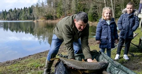 FOTO Trakošćansko jezero bogatije za 4,2 tone ribljeg fonda