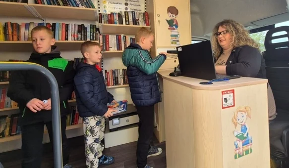 Bibliobus u Varaždinskim Toplicama: djeca oduševljena bogatim izborom knjiga i stripova