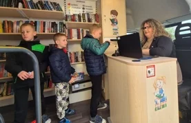 Bibliobus u Varaždinskim Toplicama: djeca oduševljena bogatim izborom knjiga i stripova