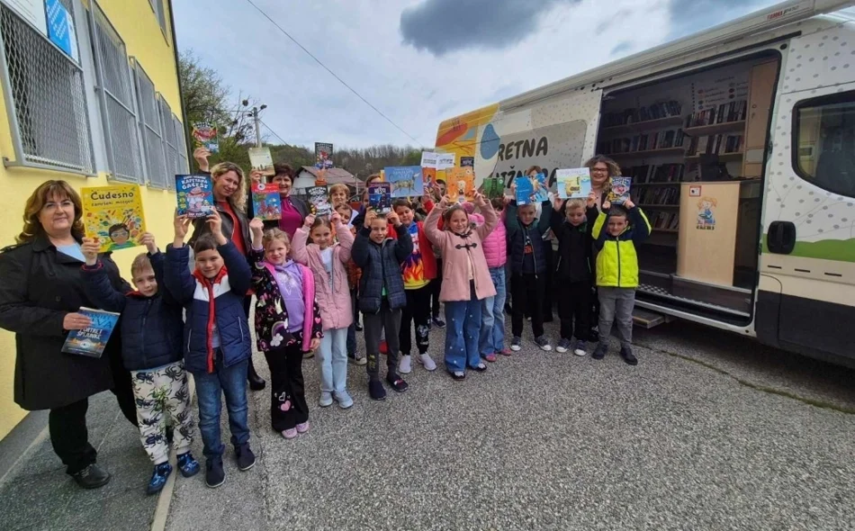 Bibliobus u Varaždinskim Toplicama: djeca oduševljena bogatim izborom knjiga i stripova