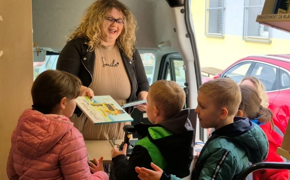 Bibliobus u Varaždinskim Toplicama: djeca oduševljena bogatim izborom knjiga i stripova