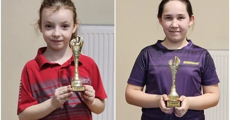 Lea Kos i Mila Hrkec s osvojenim trofejima