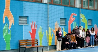 Učenicima na poklon uređeno igralište ukrašeno inspirativnim muralom