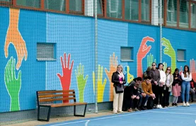 Učenicima na poklon uređeno igralište ukrašeno inspirativnim muralom