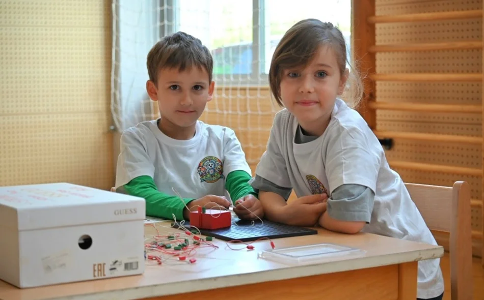 Još ne idu u školu, ali robote programiraju kao od šale!